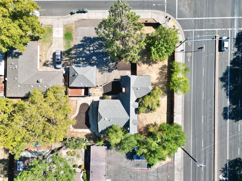 Image 3 of property listing at 2905 Garfield Avenue, Carmichael, CA 95608