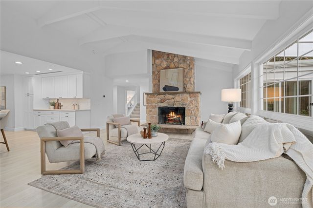 1626 W Beaver Lake Drive SE, Sammamish, WA 98075