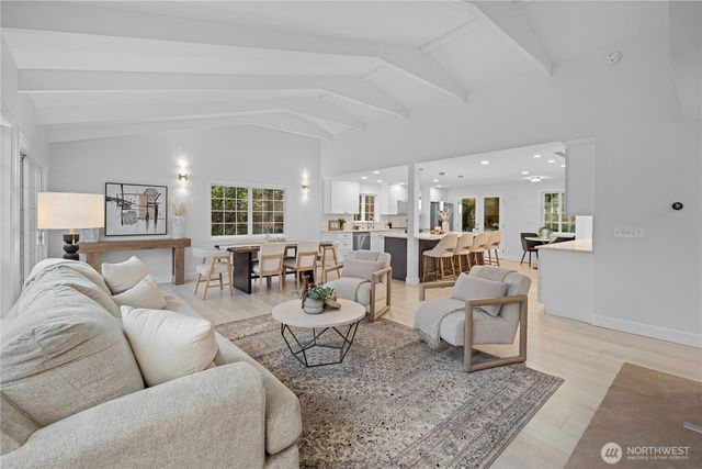 1626 W Beaver Lake Drive SE, Sammamish, WA 98075