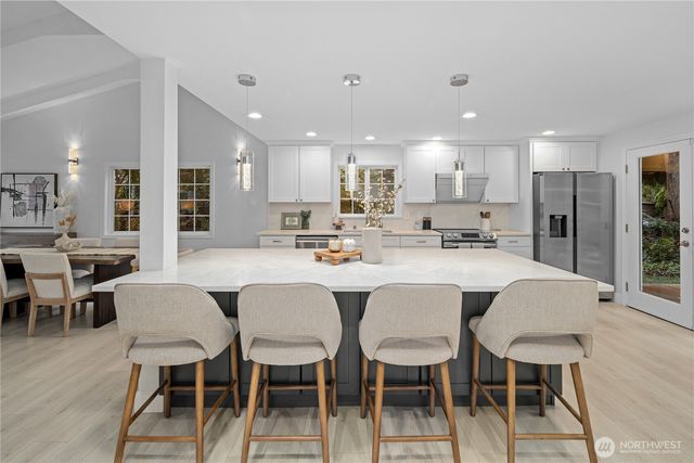 1626 W Beaver Lake Drive SE, Sammamish, WA 98075
