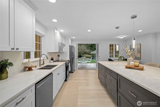 1626 W Beaver Lake Drive SE, Sammamish, WA 98075