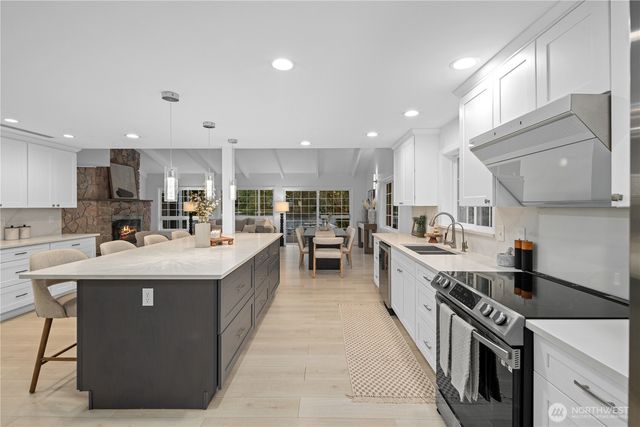 1626 W Beaver Lake Drive SE, Sammamish, WA 98075