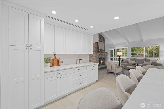 1626 W Beaver Lake Drive SE, Sammamish, WA 98075