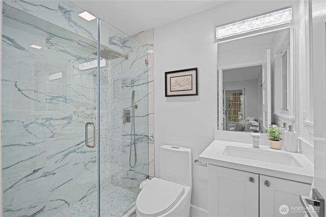 1626 W Beaver Lake Drive SE, Sammamish, WA 98075