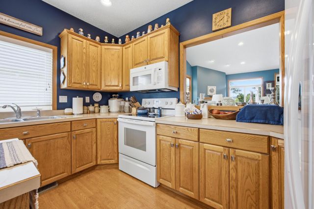 424 44th Avenue S, Moorhead, MN 56560