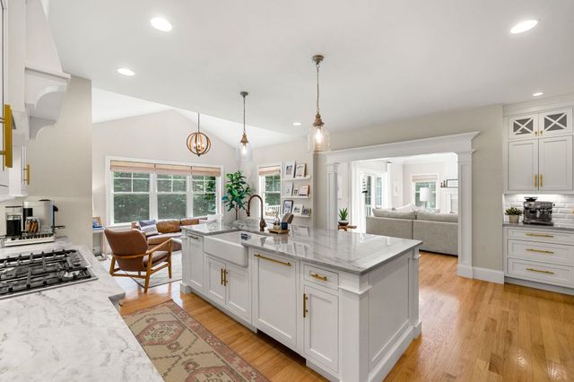 32 Settlers Court, Bedford, NH 03110