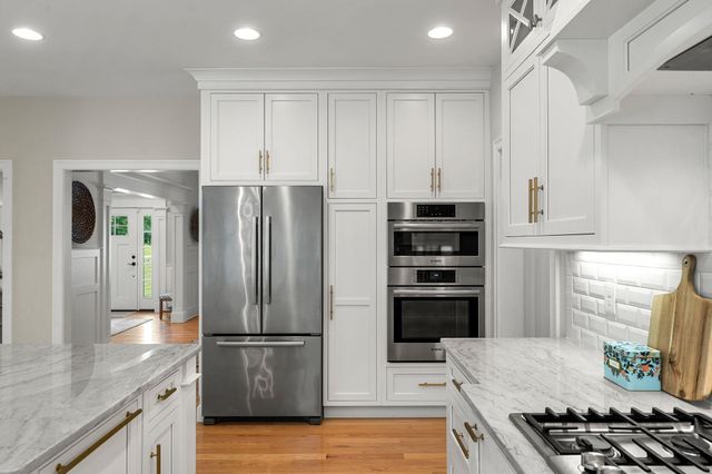 32 Settlers Court, Bedford, NH 03110