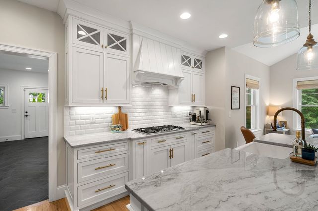 32 Settlers Court, Bedford, NH 03110