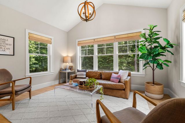 32 Settlers Court, Bedford, NH 03110