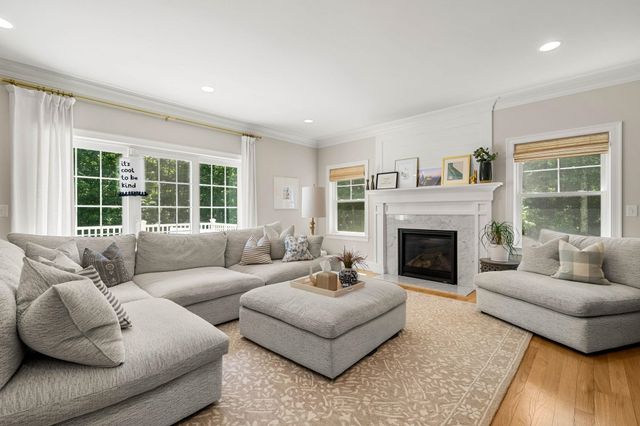 32 Settlers Court, Bedford, NH 03110
