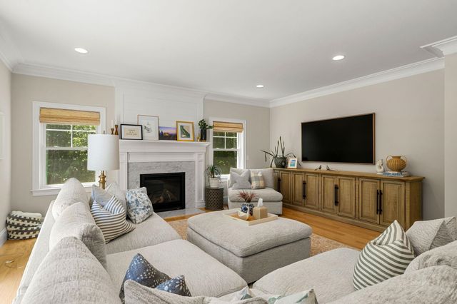 32 Settlers Court, Bedford, NH 03110