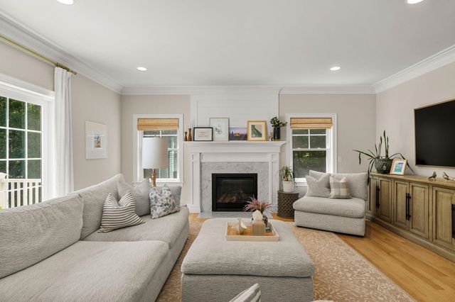 32 Settlers Court, Bedford, NH 03110