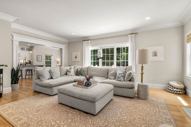 32 Settlers Court, Bedford, NH 03110