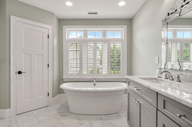 32 Settlers Court, Bedford, NH 03110