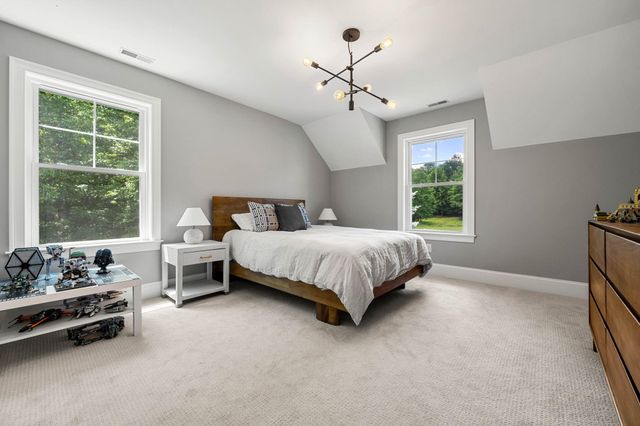 32 Settlers Court, Bedford, NH 03110