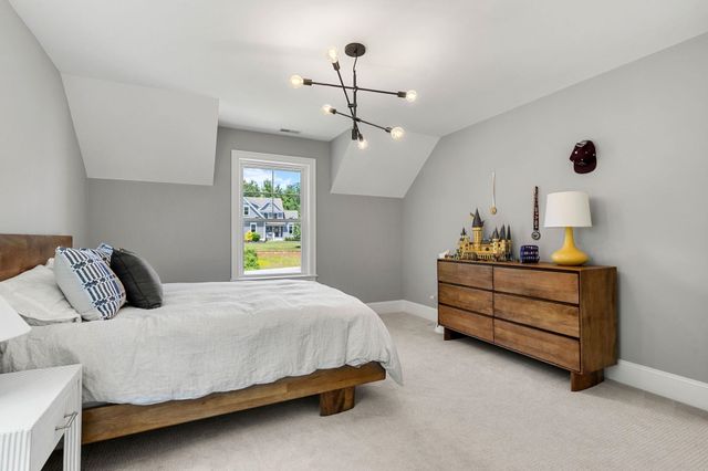 32 Settlers Court, Bedford, NH 03110
