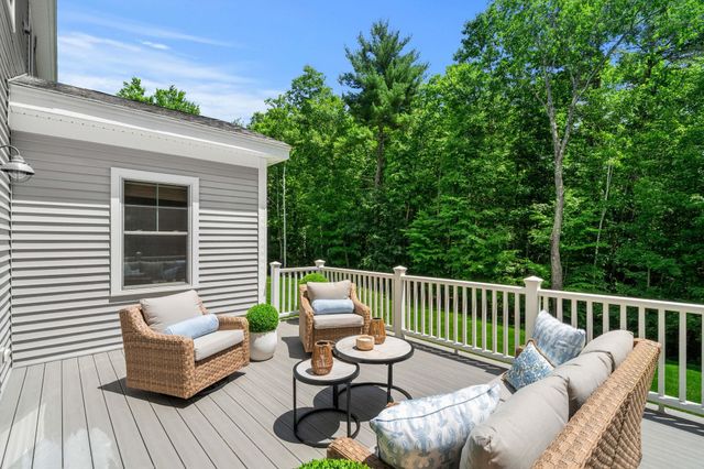 32 Settlers Court, Bedford, NH 03110