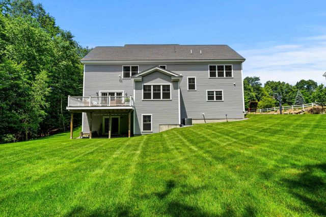 32 Settlers Court, Bedford, NH 03110