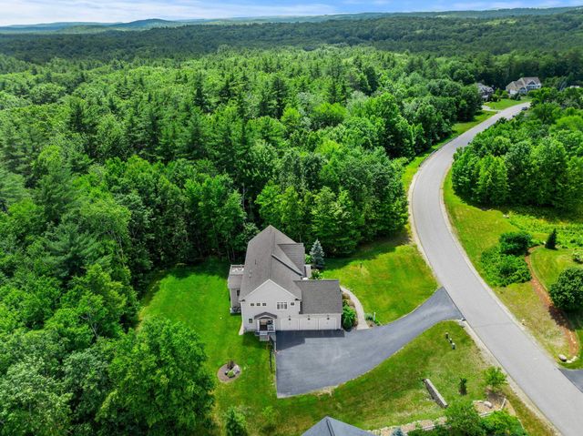32 Settlers Court, Bedford, NH 03110