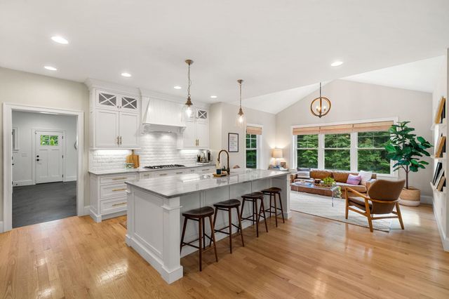 32 Settlers Court, Bedford, NH 03110