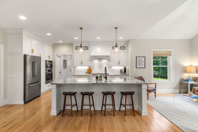 32 Settlers Court, Bedford, NH 03110