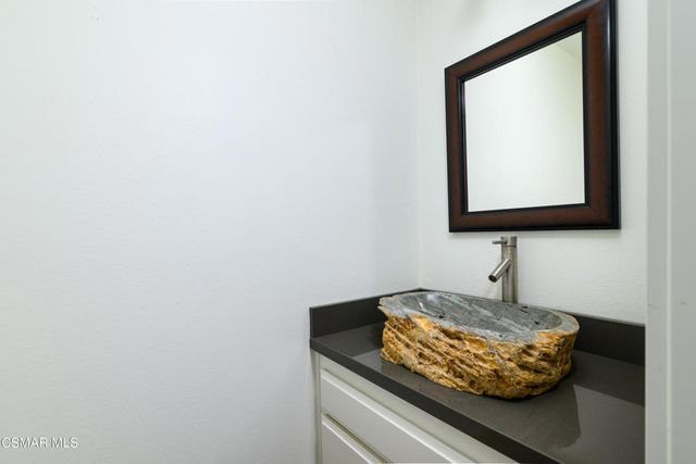 2 Sparrowhawk Lane, Oak Park, CA 91377