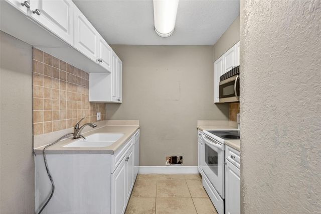2521 CEDAR CYPRESS COURT 101, Tampa, FL 33618