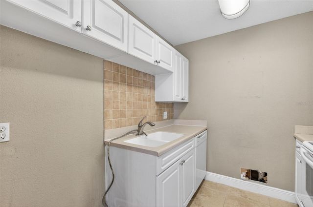 2521 CEDAR CYPRESS COURT 101, Tampa, FL 33618