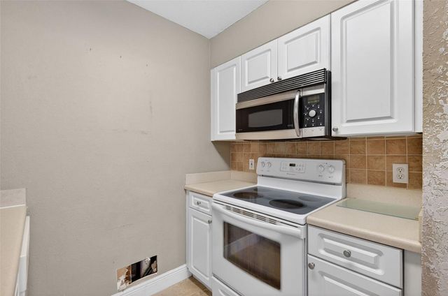 2521 CEDAR CYPRESS COURT 101, Tampa, FL 33618