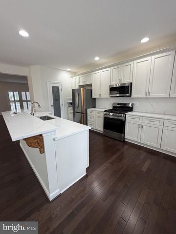 8050 MONTOUR HEIGHTS DR, Gainesville, VA 20155