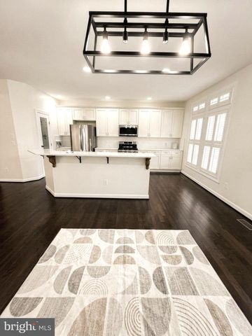 8050 MONTOUR HEIGHTS DR, Gainesville, VA 20155