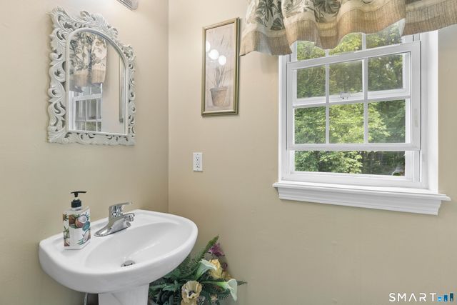 32 Fairfield Lane, Bloomfield, CT 06002