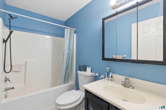 32 Fairfield Lane, Bloomfield, CT 06002