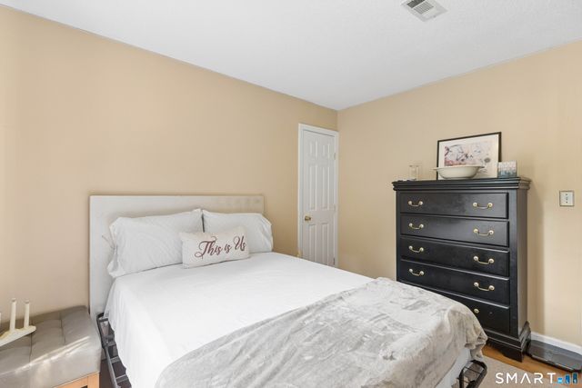 32 Fairfield Lane, Bloomfield, CT 06002