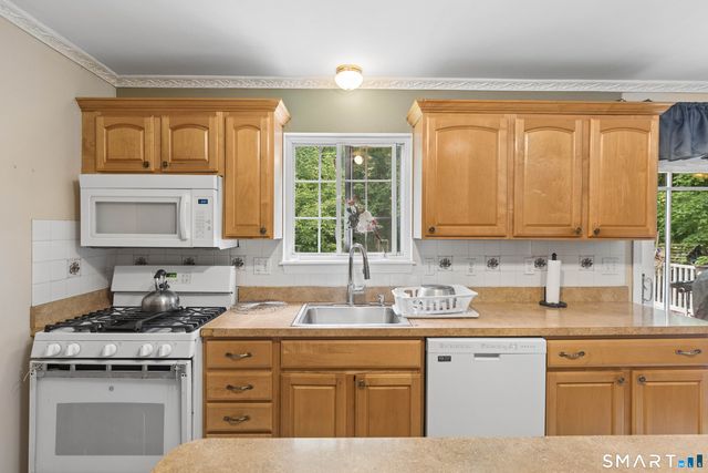32 Fairfield Lane, Bloomfield, CT 06002