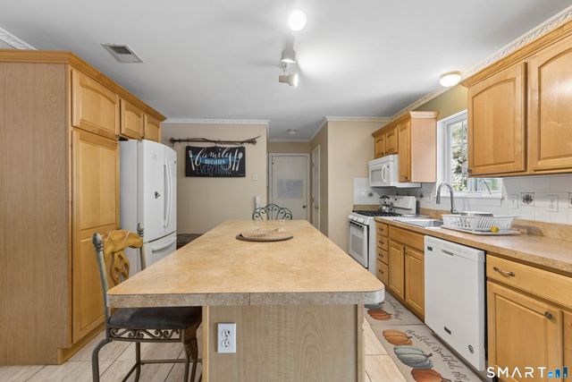 32 Fairfield Lane, Bloomfield, CT 06002
