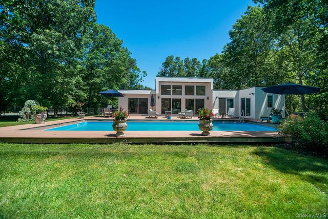 36 DeerField Way, Quogue, NY 11959