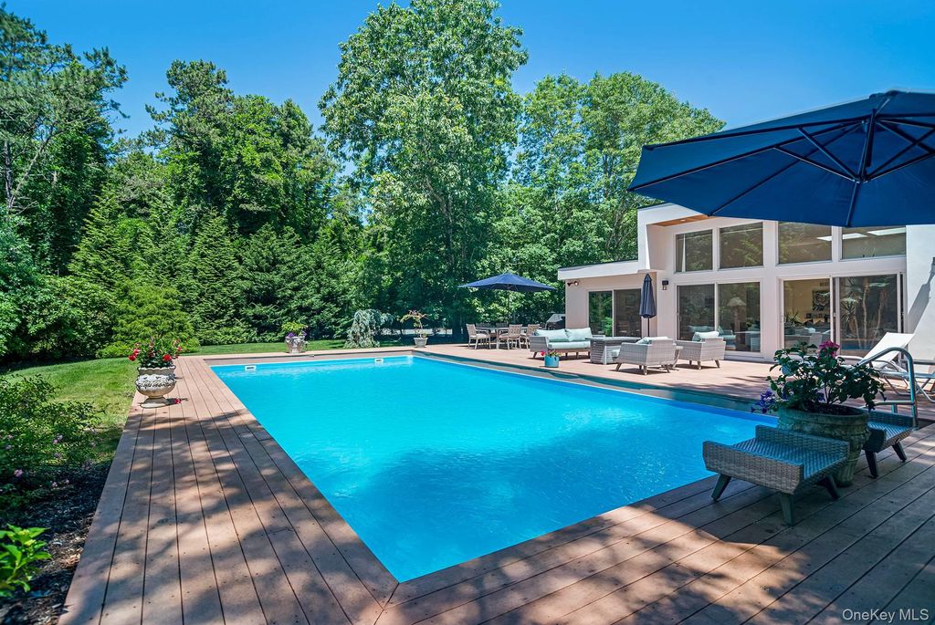 36 DeerField Way, Quogue, NY 11959