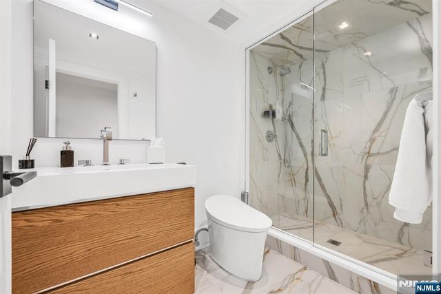 1059 Briar Way, Fort Lee, NJ 07024
