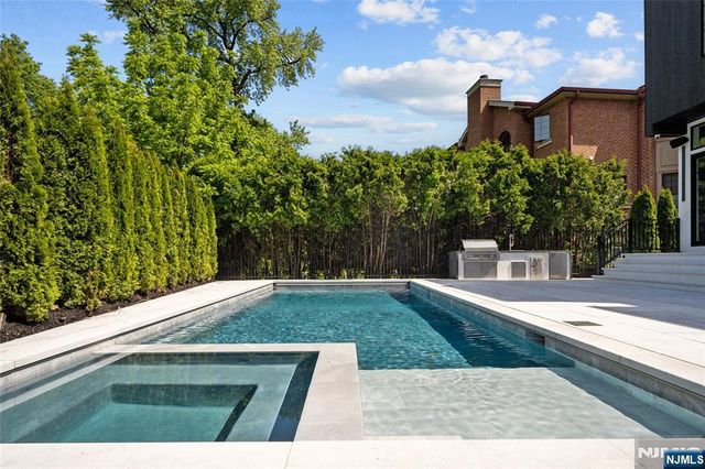 1059 Briar Way, Fort Lee, NJ 07024