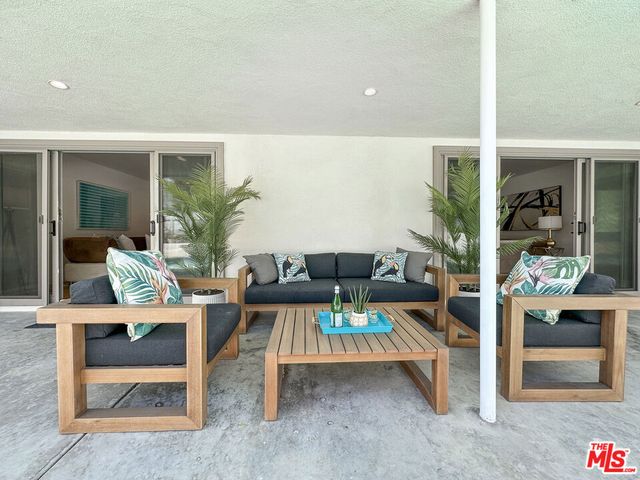 5810 S Halm Avenue, Los Angeles, CA 90056