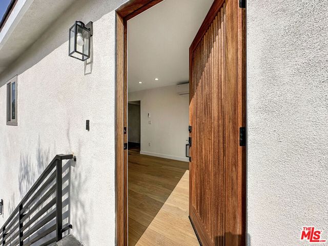 5810 S Halm Avenue, Los Angeles, CA 90056