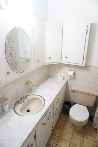 76 4th Avenue 2nd FL, Lowell, MA 01854