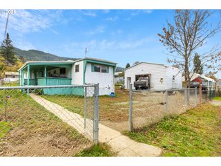 1042 CORNUTT St, Myrtle Creek, OR 97457