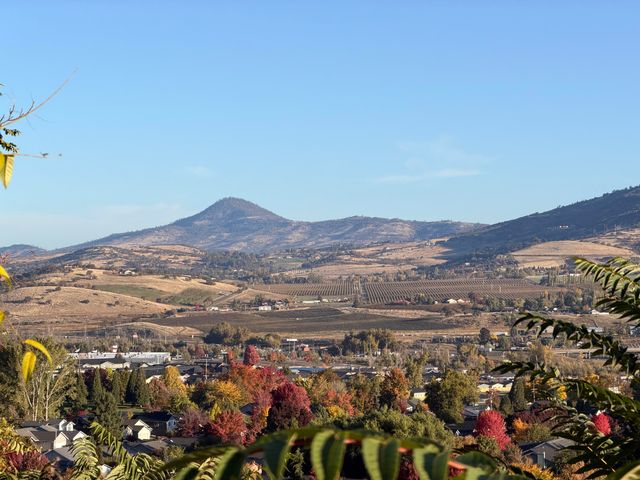 202 Pleasant View Road, Talent, OR 97540