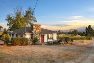 202 Pleasant View Road, Talent, OR 97540