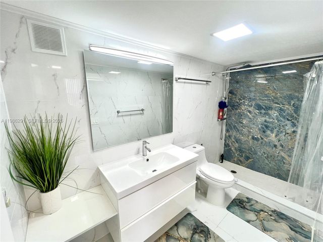 437 Golden Isles Dr 14G, Hallandale Beach, FL 33009