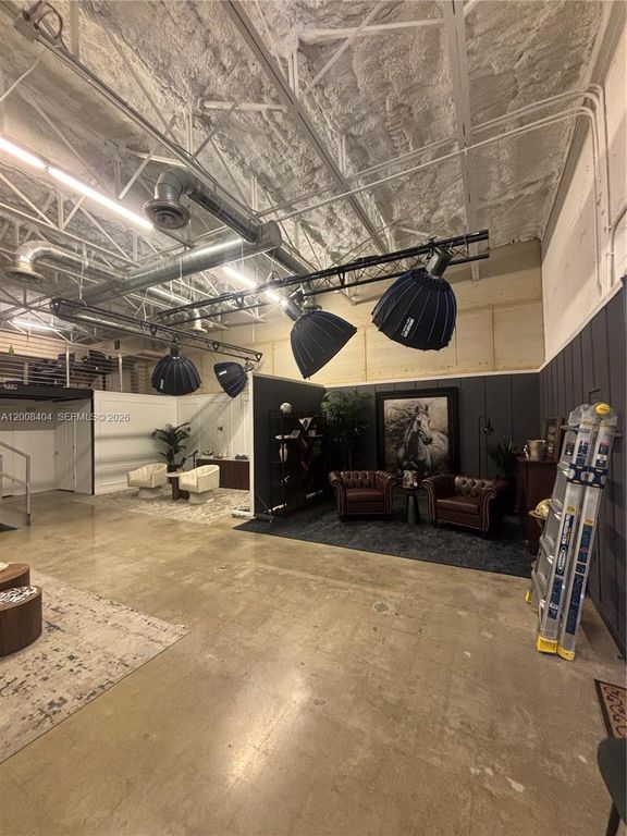 1050 E 17th St, Hialeah, FL 33010