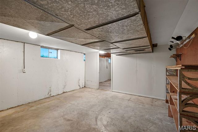 2956 Andover Drive, St Louis, MO 63121