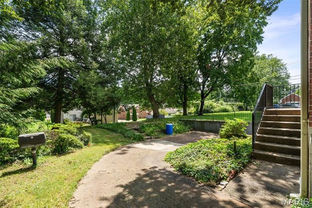 2956 Andover Drive, St Louis, MO 63121